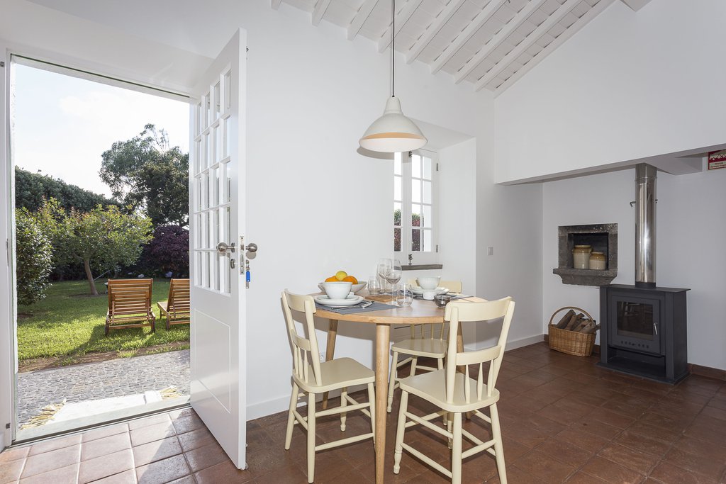 House accommodations/lodging at Quinta dos Peixes Falantes: entrance to dining and kitchen areas from exterior