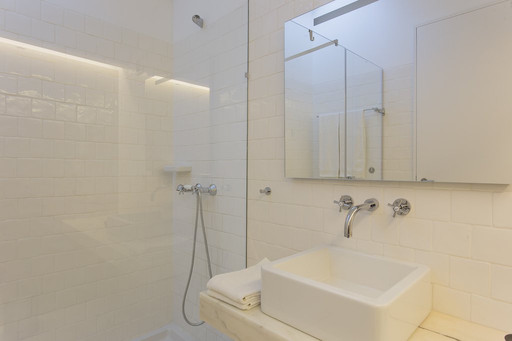 House accommodations/lodging at Quinta dos Peixes Falantes: clean, elegant, modern, bright white bathroom with shower and fixtures